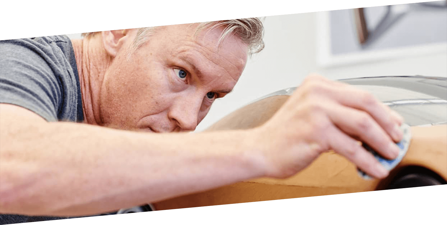 An engineer traces the line of an Acura NSX. / Ingénieur traçant la ligne d’une Acura NSX.