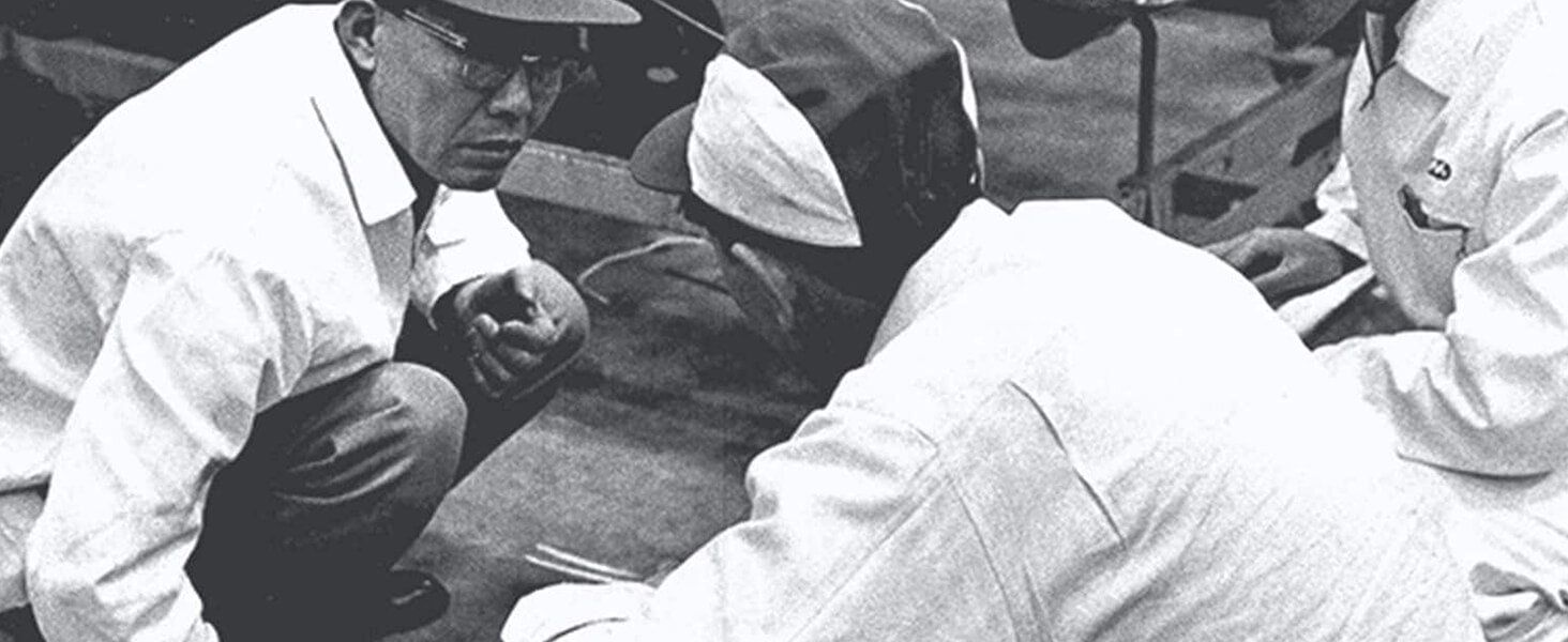 Black and white photo of early Acura engineers. / Photo en noir et blanc des premiers ingénieurs d’Acura.