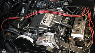 Close up of a V6 multi-valve engine. / Gros plan d’un moteur V6 multisoupapes. 