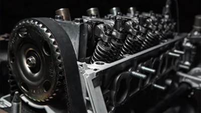 Studio shot of an engine block with the timing belt as the main focus. // Une photo en studio d'un bloc moteur avec la courroie de distribution comme objectif principal